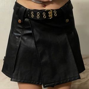 Leather pleated black mini skirt